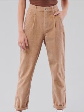 Hollister Ultra High-Rise Corduroy Pants in Tan size 7 W28